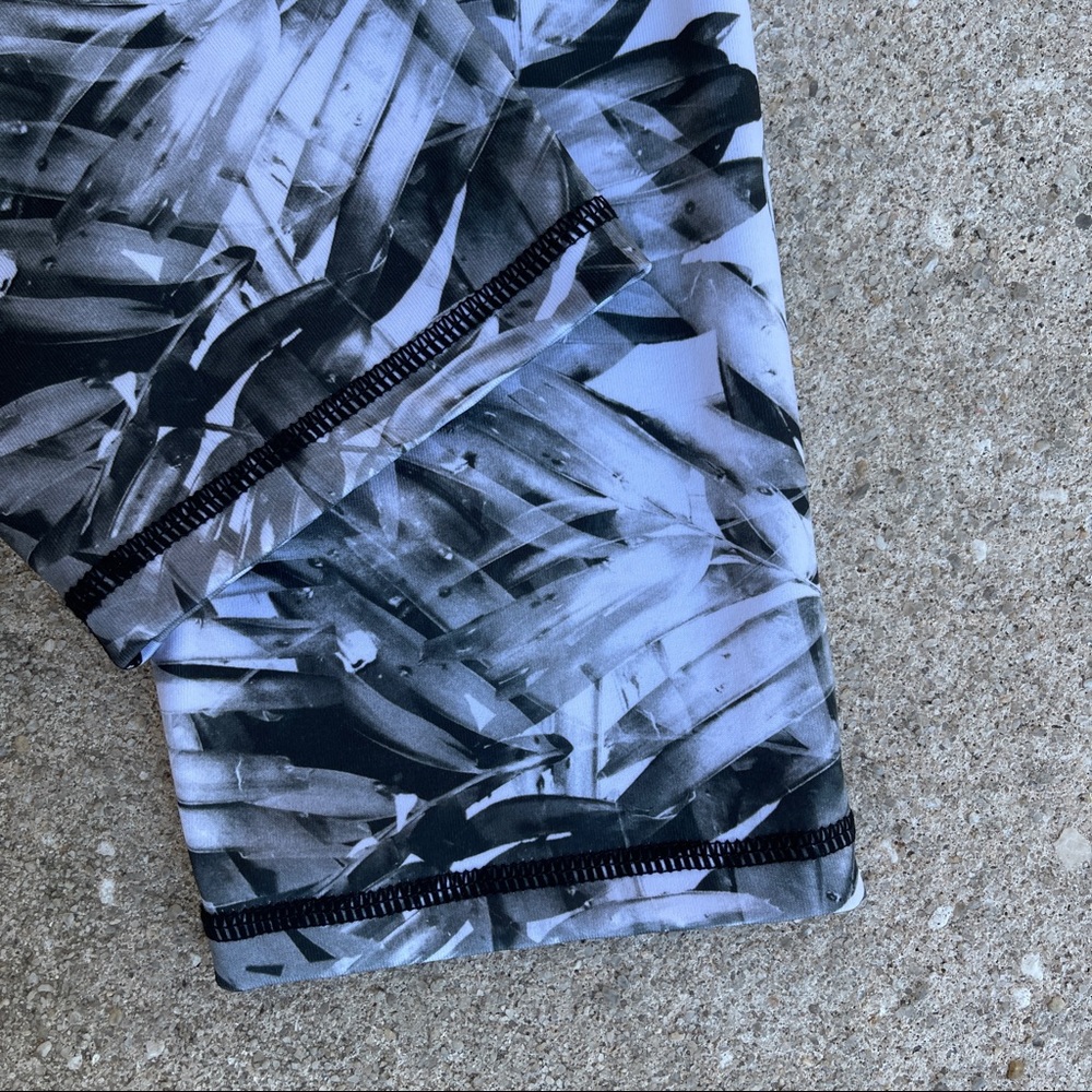 PRANA Roxanne Capri Legging Black Paradise Palm Leaves Women's Mid Rise Cropped - Picture 3 of 8